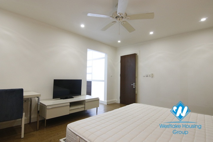  Beautiful corner villa with Garden for rent in Vinhomer Riverside - Long Bien